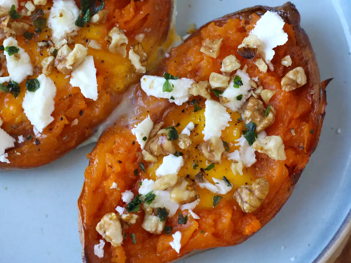 Geroosterde zoete aardappel met ei, feta, honing en walnoten - foto 7