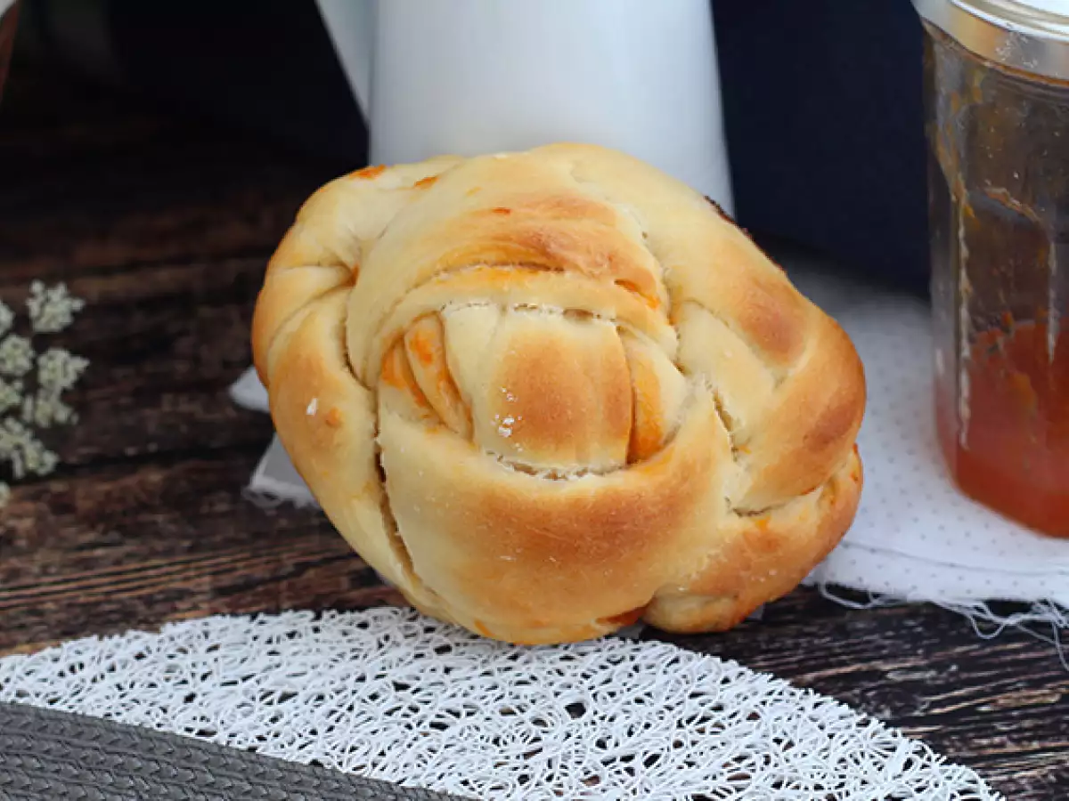 Gevlochten briochebroodjes met abrikozenjam - foto 3