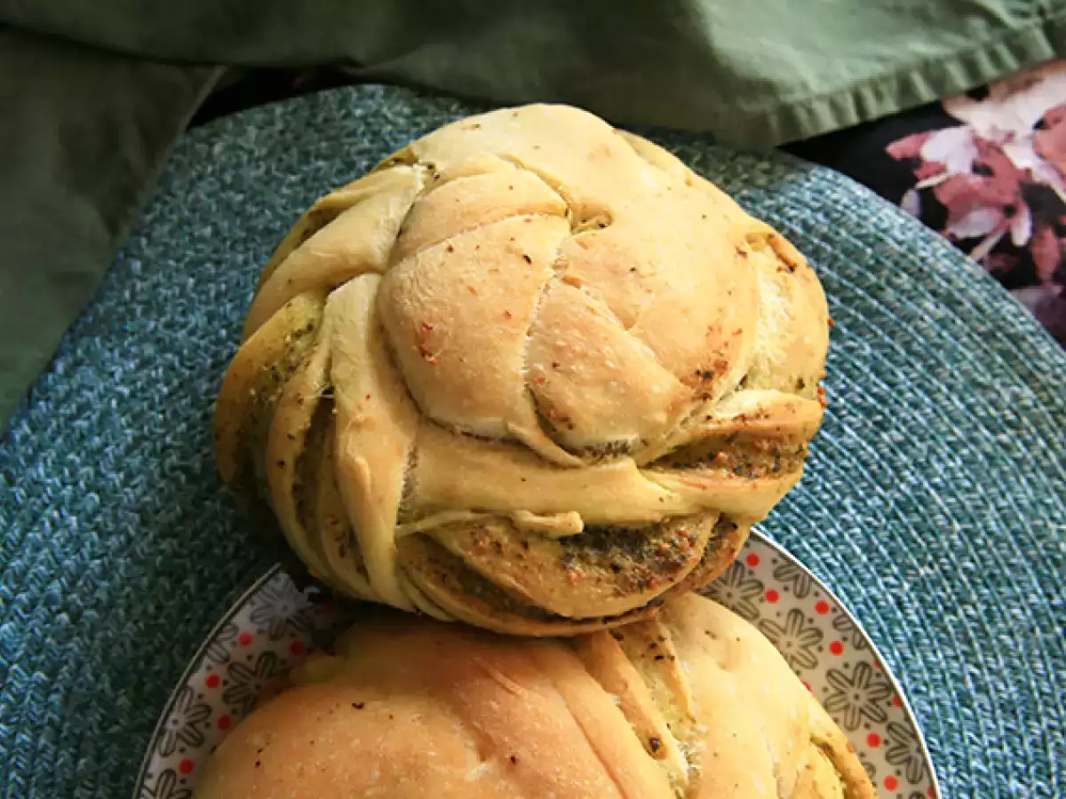 Gevlochten broodjes met groene pesto - foto 3