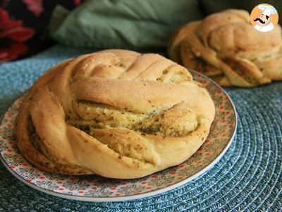 Gevlochten broodjes met groene pesto