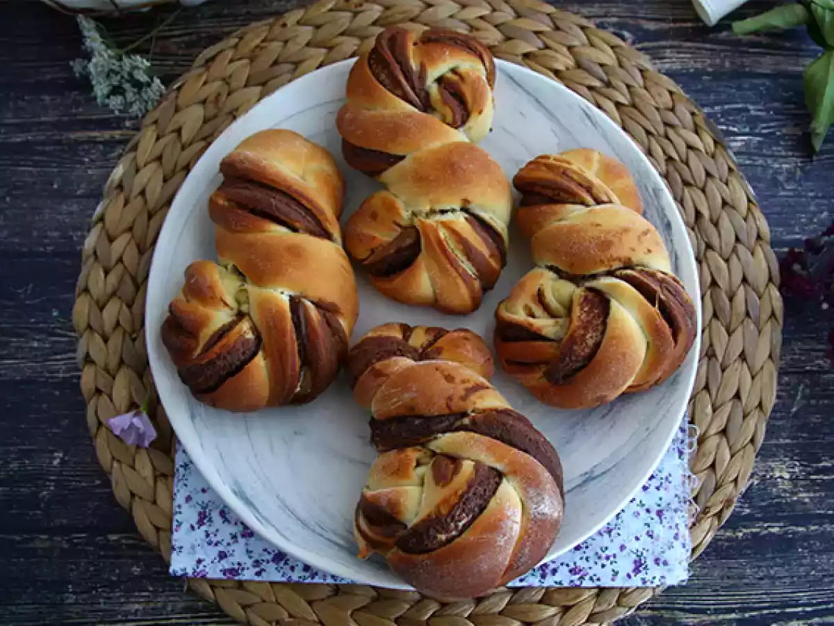 Gevlochten broodjes met Nutella