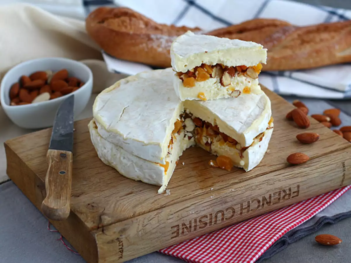 Gevulde brie met abrikozen en amandelen