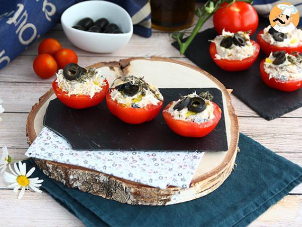 Gevulde tomaten met tonijn, verse kaas en olijven