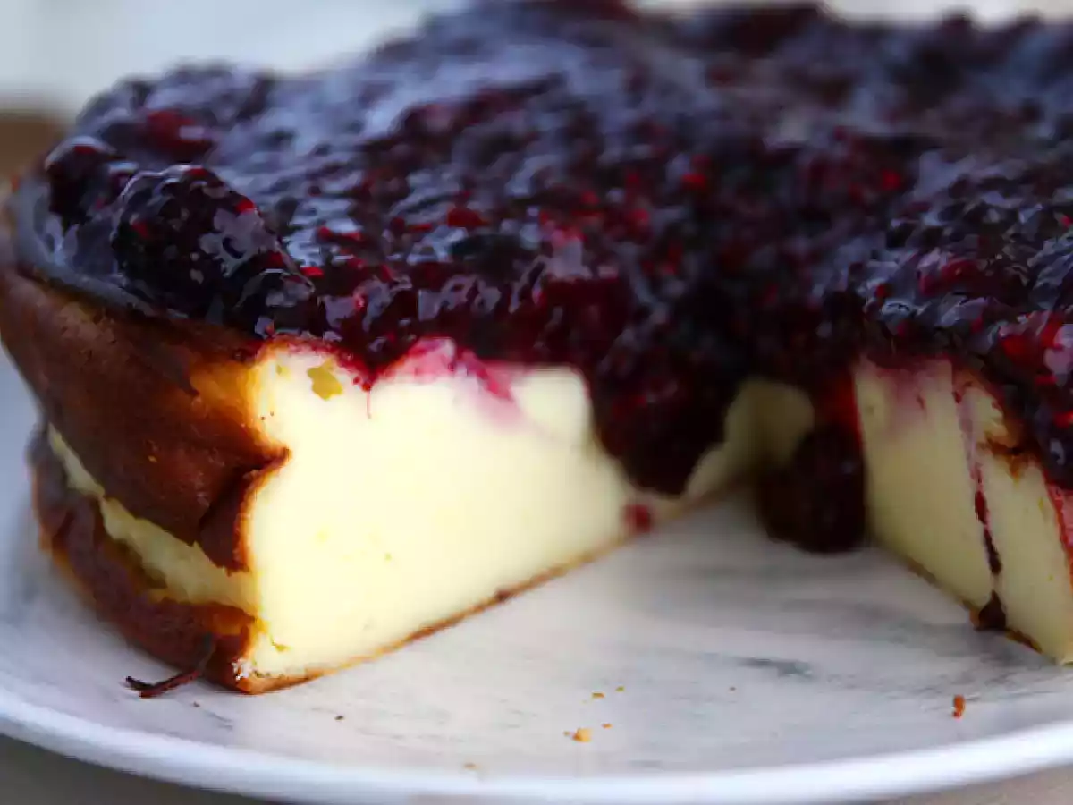 Gezoete gecondenseerde melk cheesecake met rode vruchtencompote - foto 3
