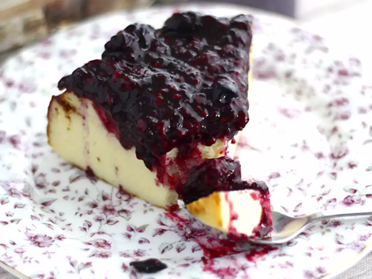 Gezoete gecondenseerde melk cheesecake met rode vruchtencompote - foto 4