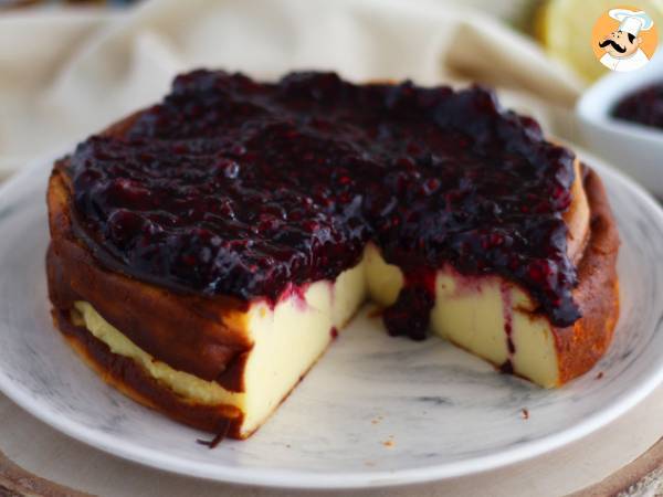 Gezoete gecondenseerde melk cheesecake met rode vruchtencompote