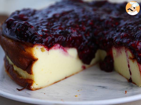 Gezoete gecondenseerde melk cheesecake met rode vruchtencompote - foto 3