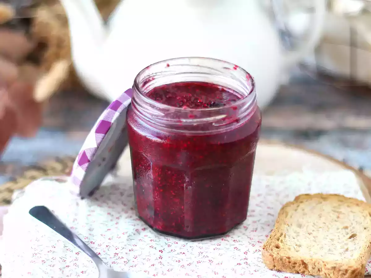 Gezonde jam met bessen en chiazaadjes
