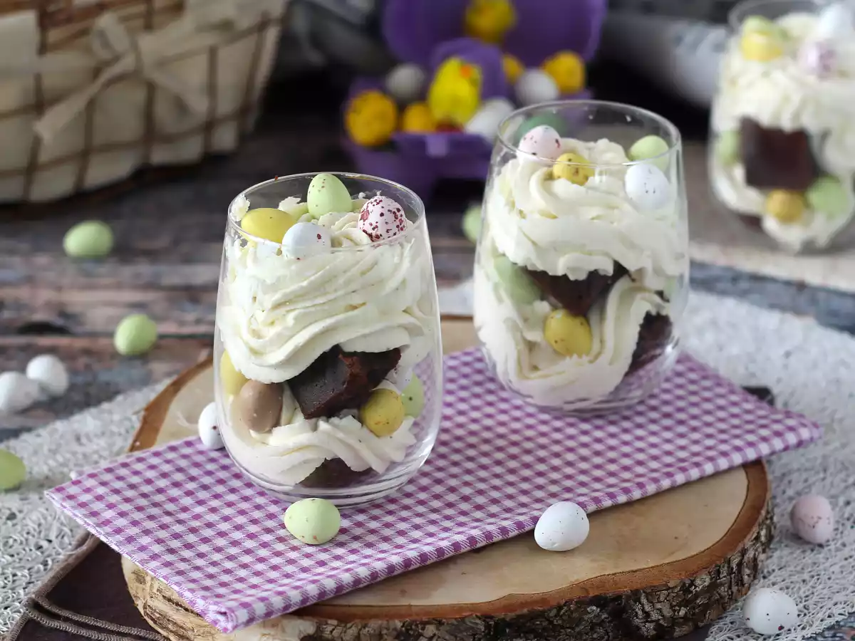 Glaasjes met Paasbrownie en Slagroom