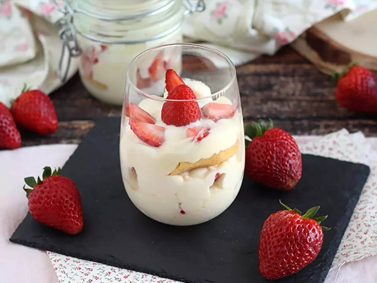 Goed gekoelde aardbeientiramisu in glaasjes