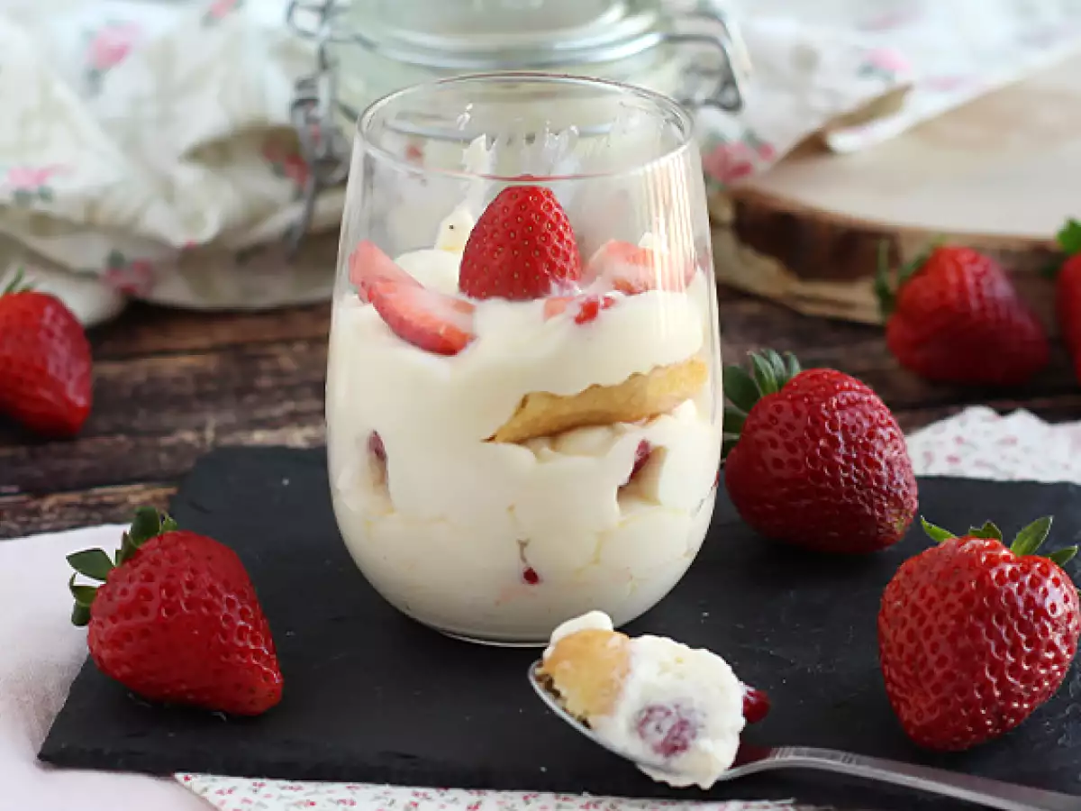 Goed gekoelde aardbeientiramisu in glaasjes - foto 2