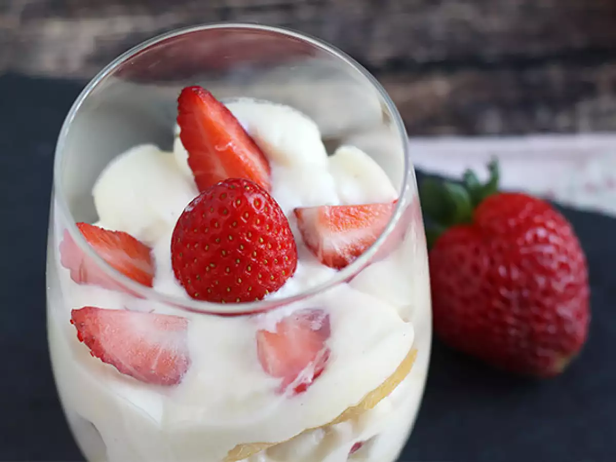 Goed gekoelde aardbeientiramisu in glaasjes - foto 3