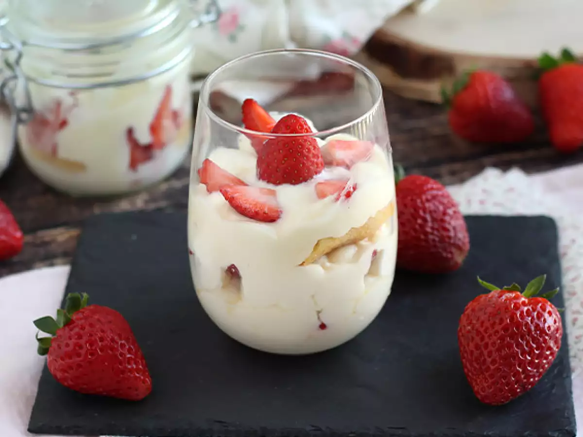 Goed gekoelde aardbeientiramisu in glaasjes - foto 4
