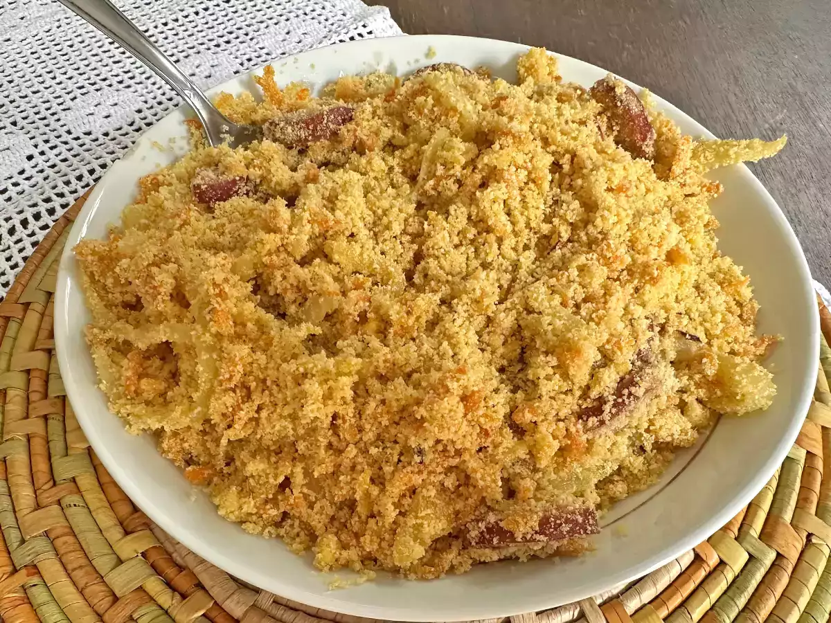 Goudbruine farofa met calabresa-worst, ei en wortel - foto 2