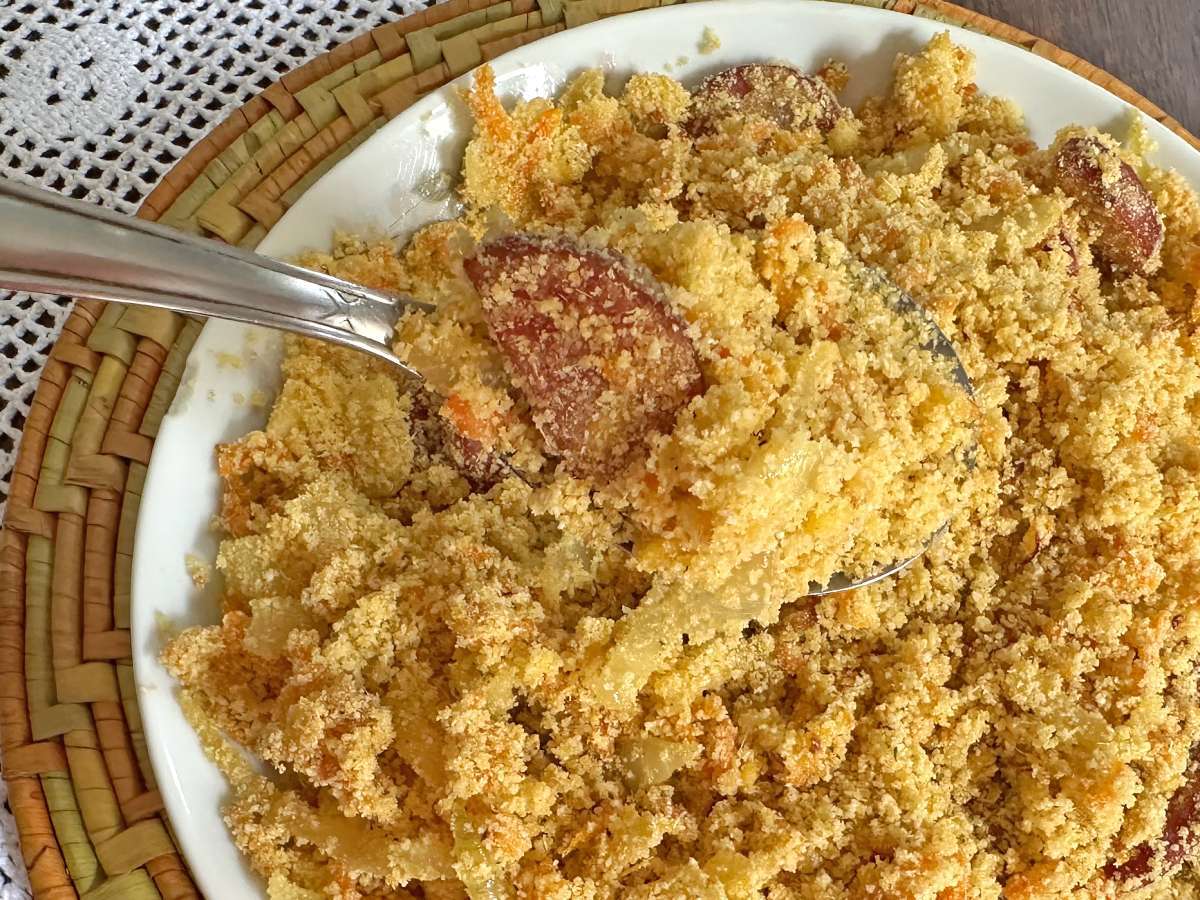 Gouden peperoni farofa met ei en wortel