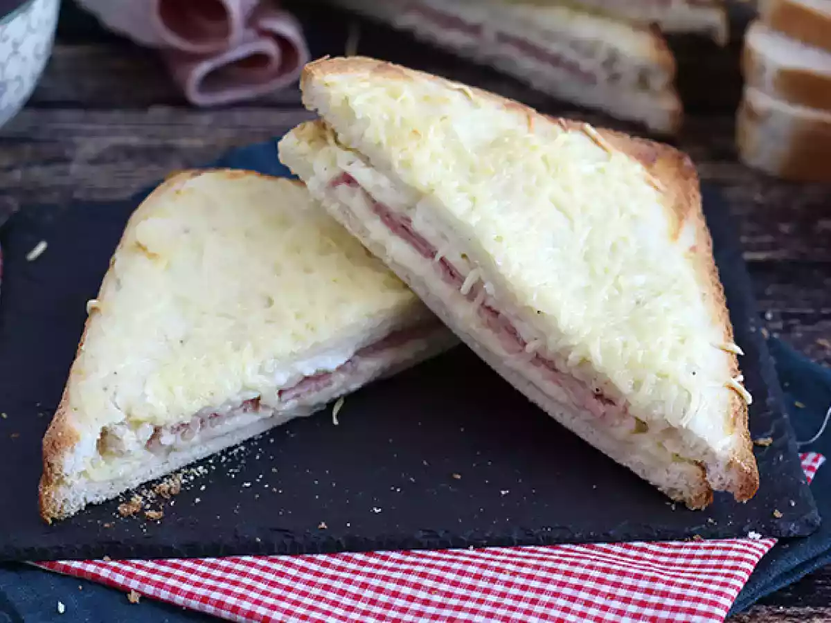 Gourmet croque-monsieur met béchamelsaus