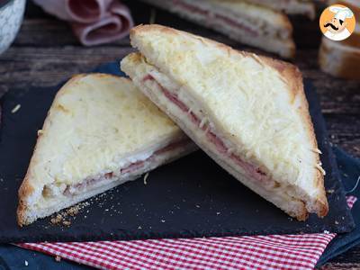 Gourmet croque-monsieur met béchamelsaus