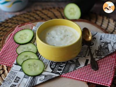 Griekse yoghurt, komkommer en uiensaus