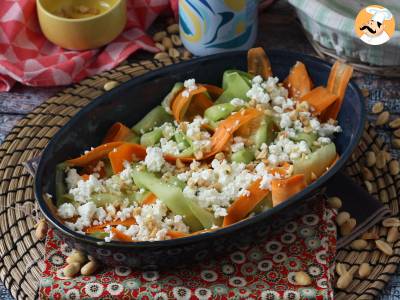 Groentetagliatelle salade met pindasaus