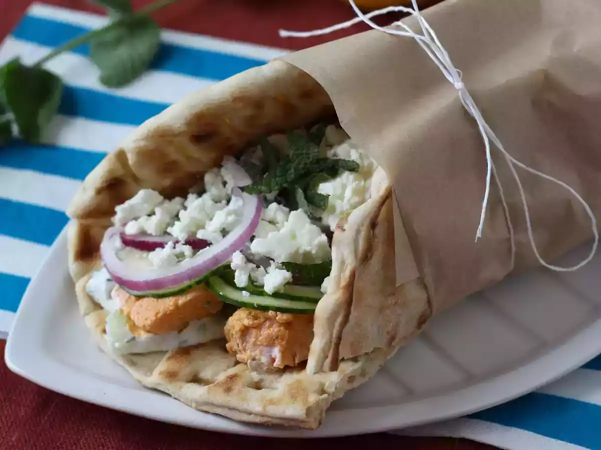 Gyros met zalm, het perfecte Griekse broodje met vis voor de zomer!