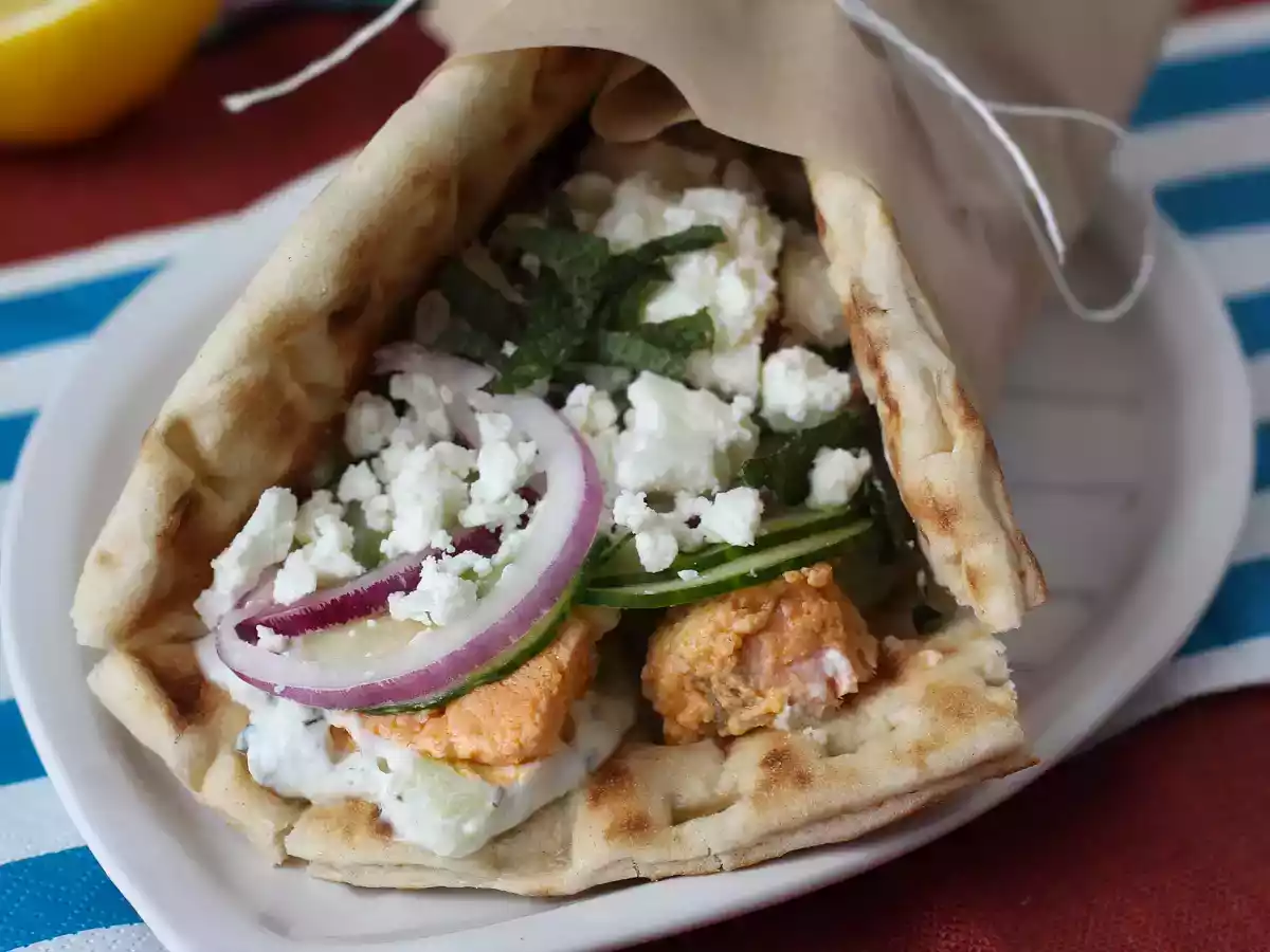 Gyros met zalm, het perfecte Griekse broodje met vis voor de zomer! - foto 2