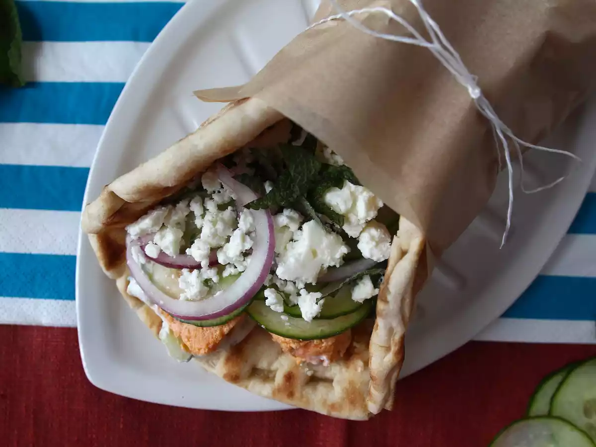 Gyros met zalm, het perfecte Griekse broodje met vis voor de zomer! - foto 4