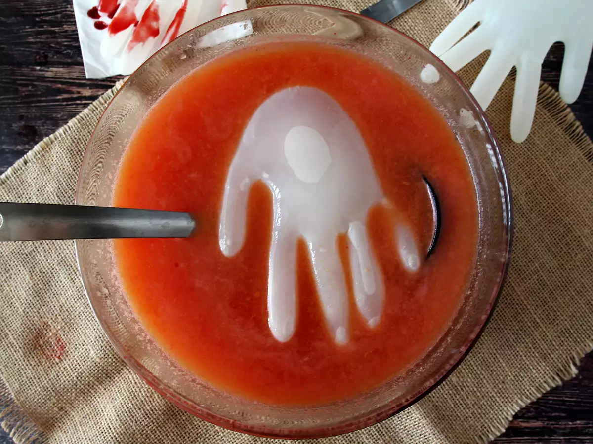 Halloweencocktail met een ijsblokje in de vorm van een hand – eenvoudige tutorial! - foto 3