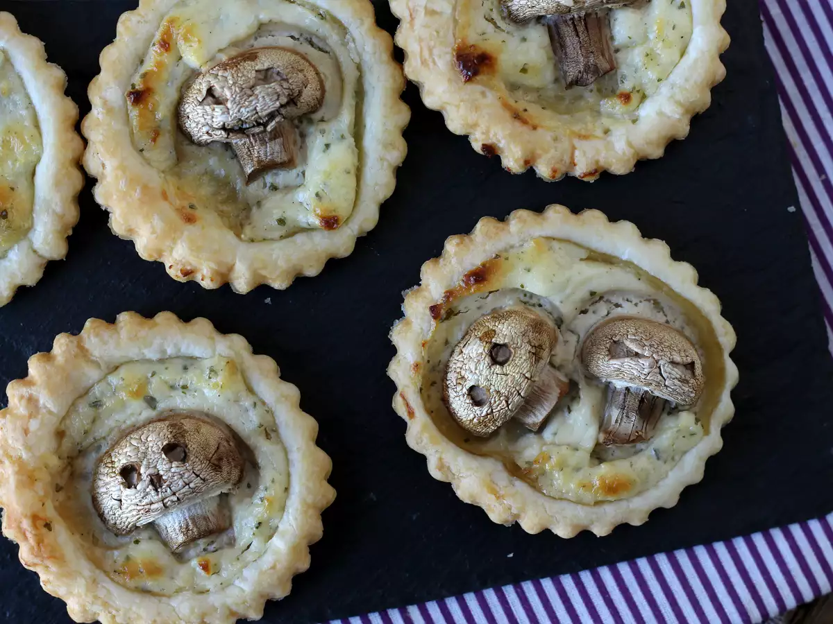 Halloweenhapjes van bladerdeeg met champignons en kruidenkaas