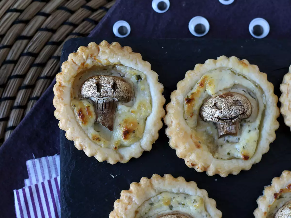Halloweenhapjes van bladerdeeg met champignons en kruidenkaas - foto 2