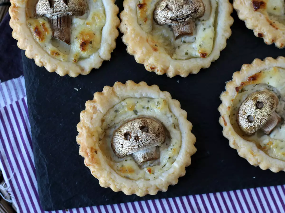 Halloweenhapjes van bladerdeeg met champignons en kruidenkaas - foto 3