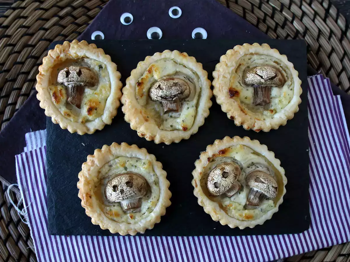 Halloweenhapjes van bladerdeeg met champignons en kruidenkaas - foto 4