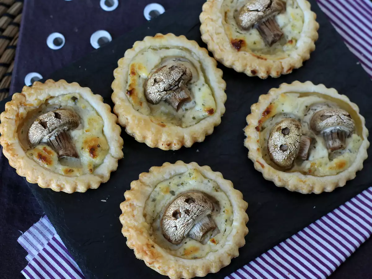 Halloweenhapjes van bladerdeeg met champignons en kruidenkaas - foto 5