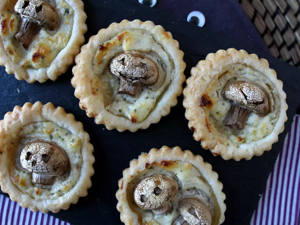 Halloweenhapjes van bladerdeeg met champignons en kruidenkaas - foto 6