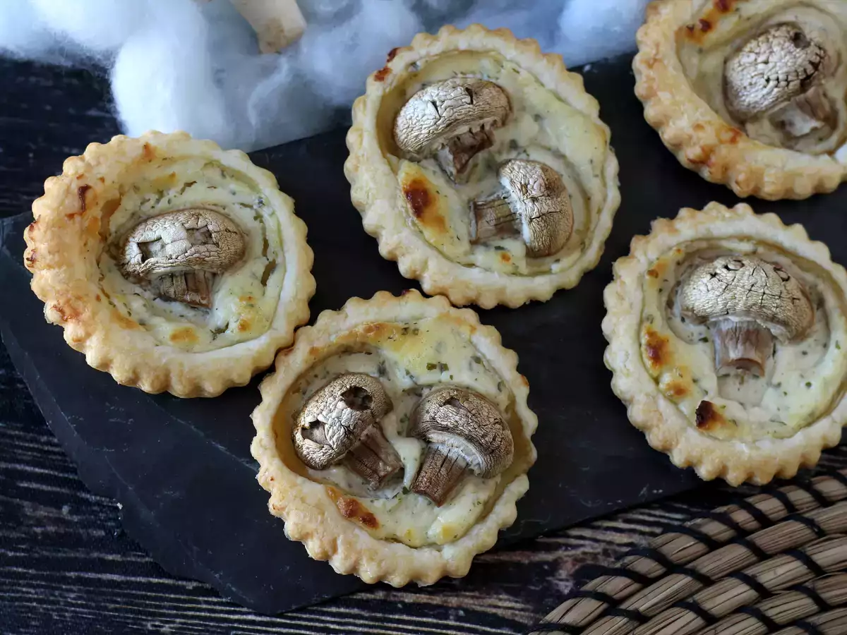 Halloweenhapjes van bladerdeeg met champignons en kruidenkaas - foto 7
