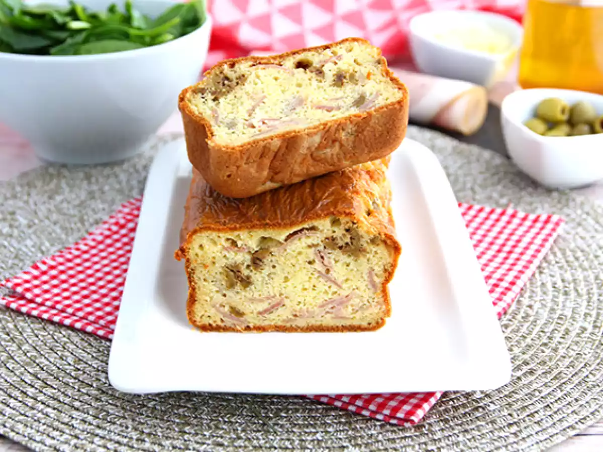 Ham en kaas cake met groene olijven