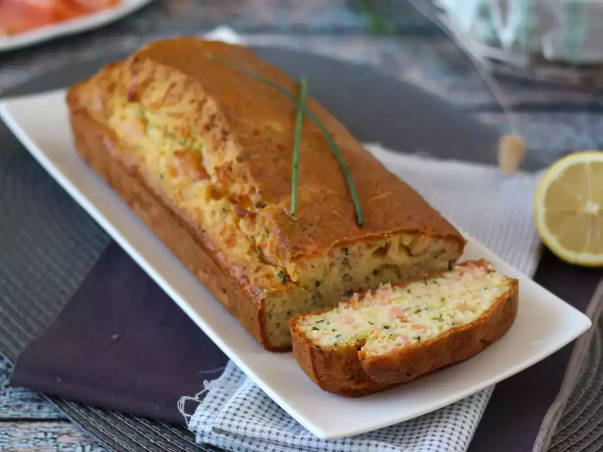 Hartige cake met gerookte zalm, citroen en bieslook