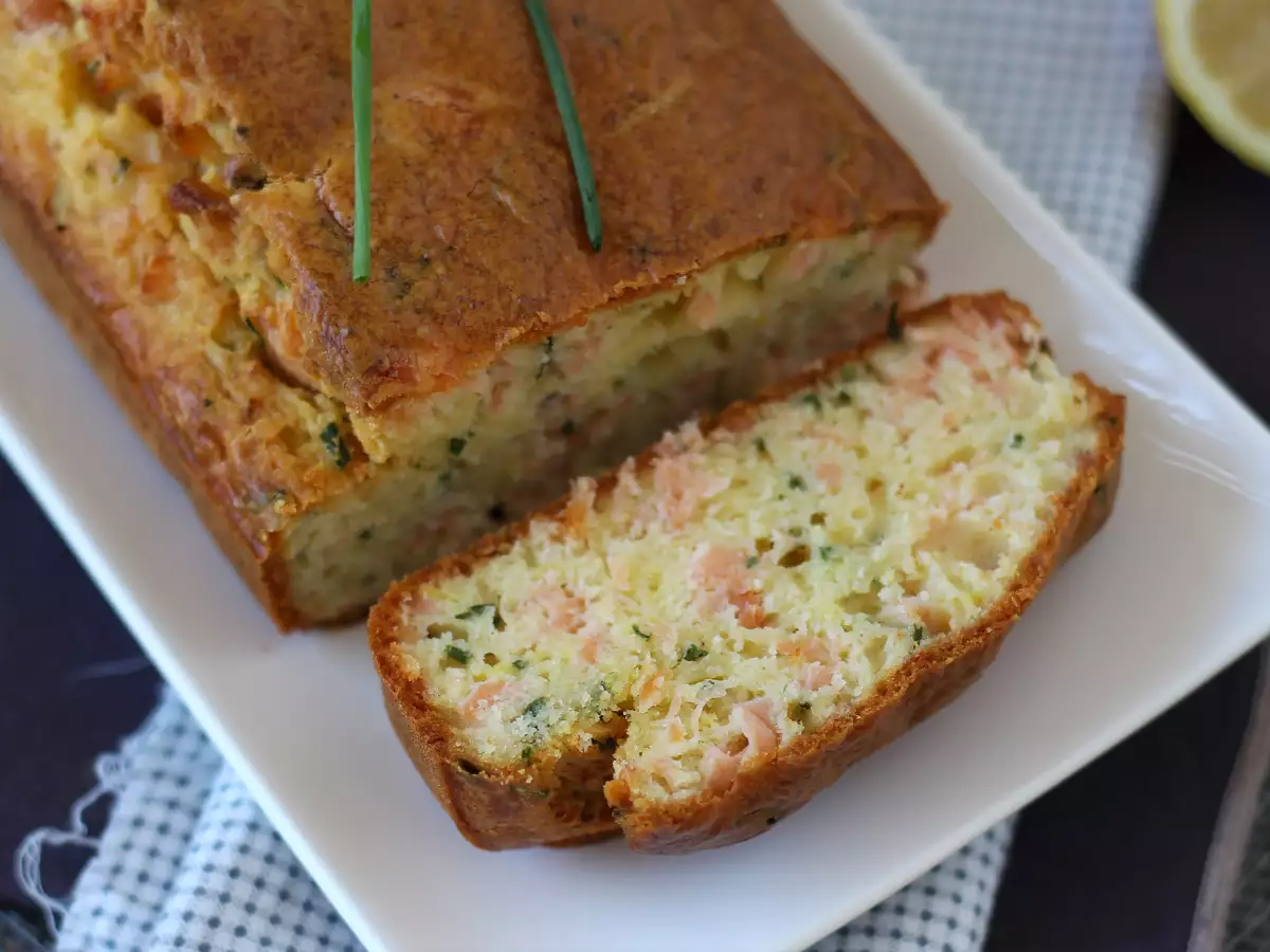 Hartige cake met gerookte zalm, citroen en bieslook - foto 5