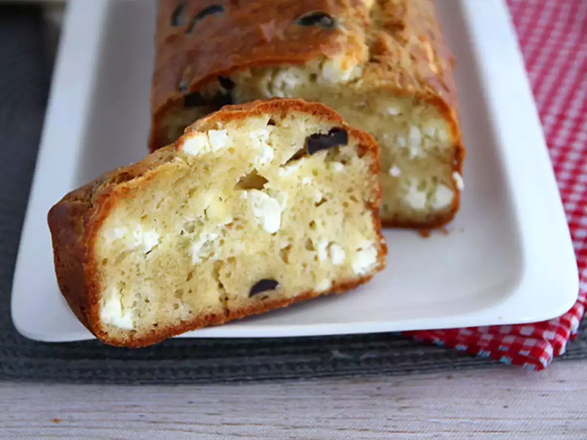 Hartige cake met zwarte olijven en feta - foto 3