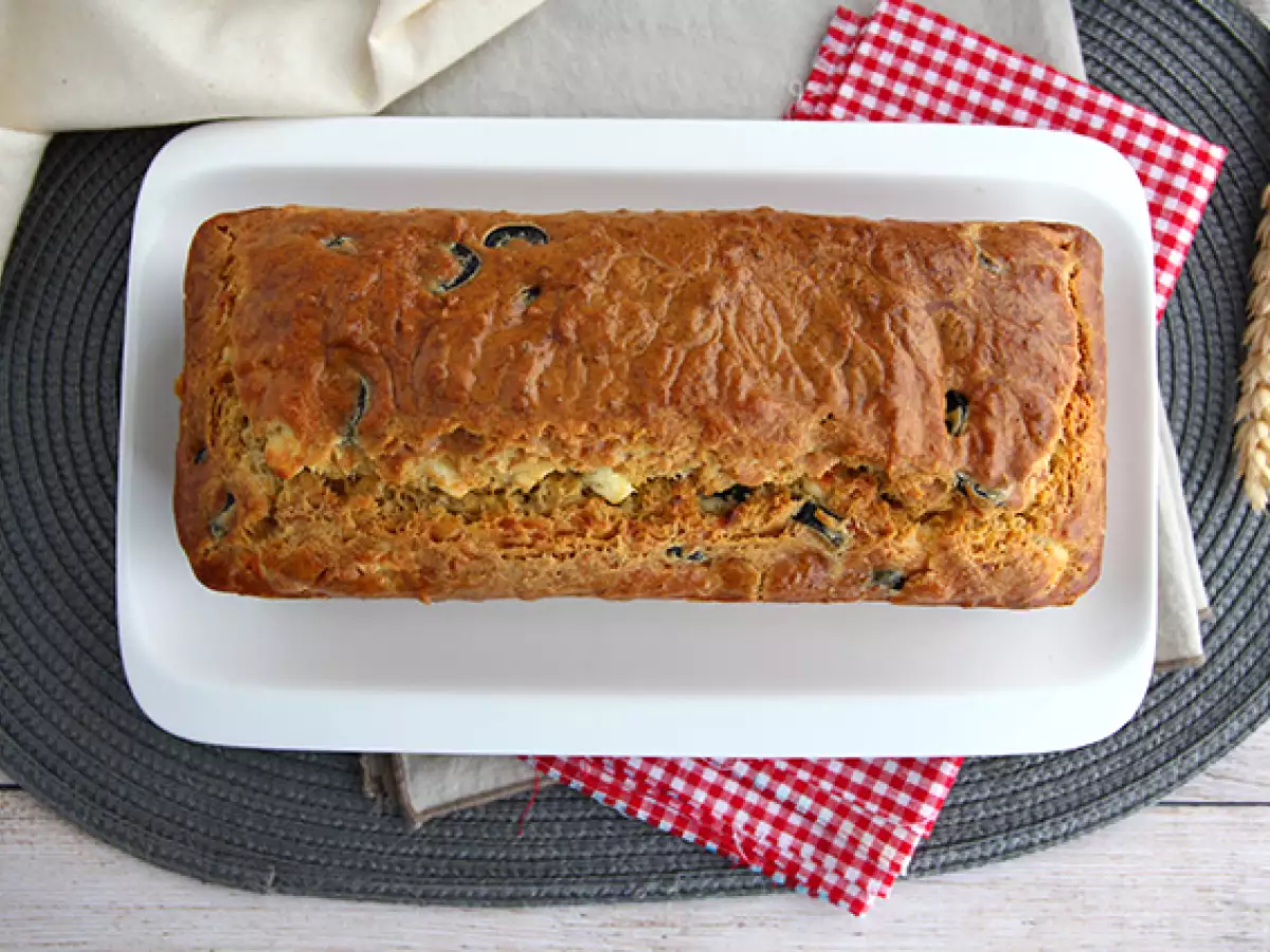 Hartige cake met zwarte olijven en feta - foto 4