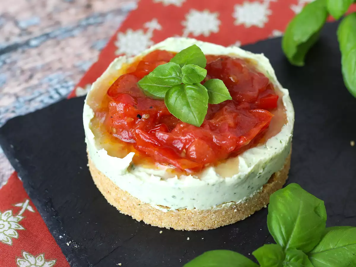 Hartige kaastaart in één portie met basilicum en kerstomaatjes: smakelijk idee voor buffetten en aperitieven
