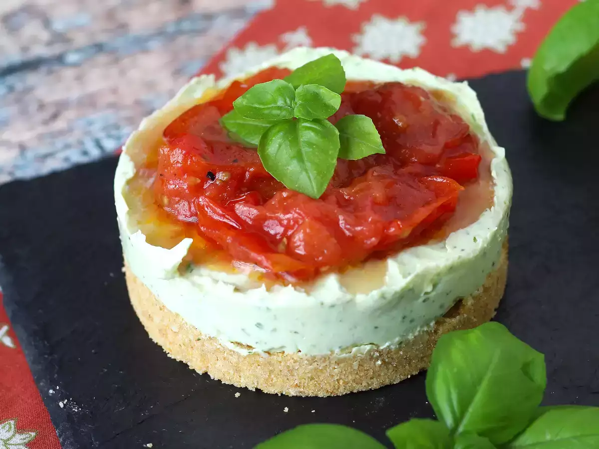 Hartige kaastaart in één portie met basilicum en kerstomaatjes: smakelijk idee voor buffetten en aperitieven - foto 2