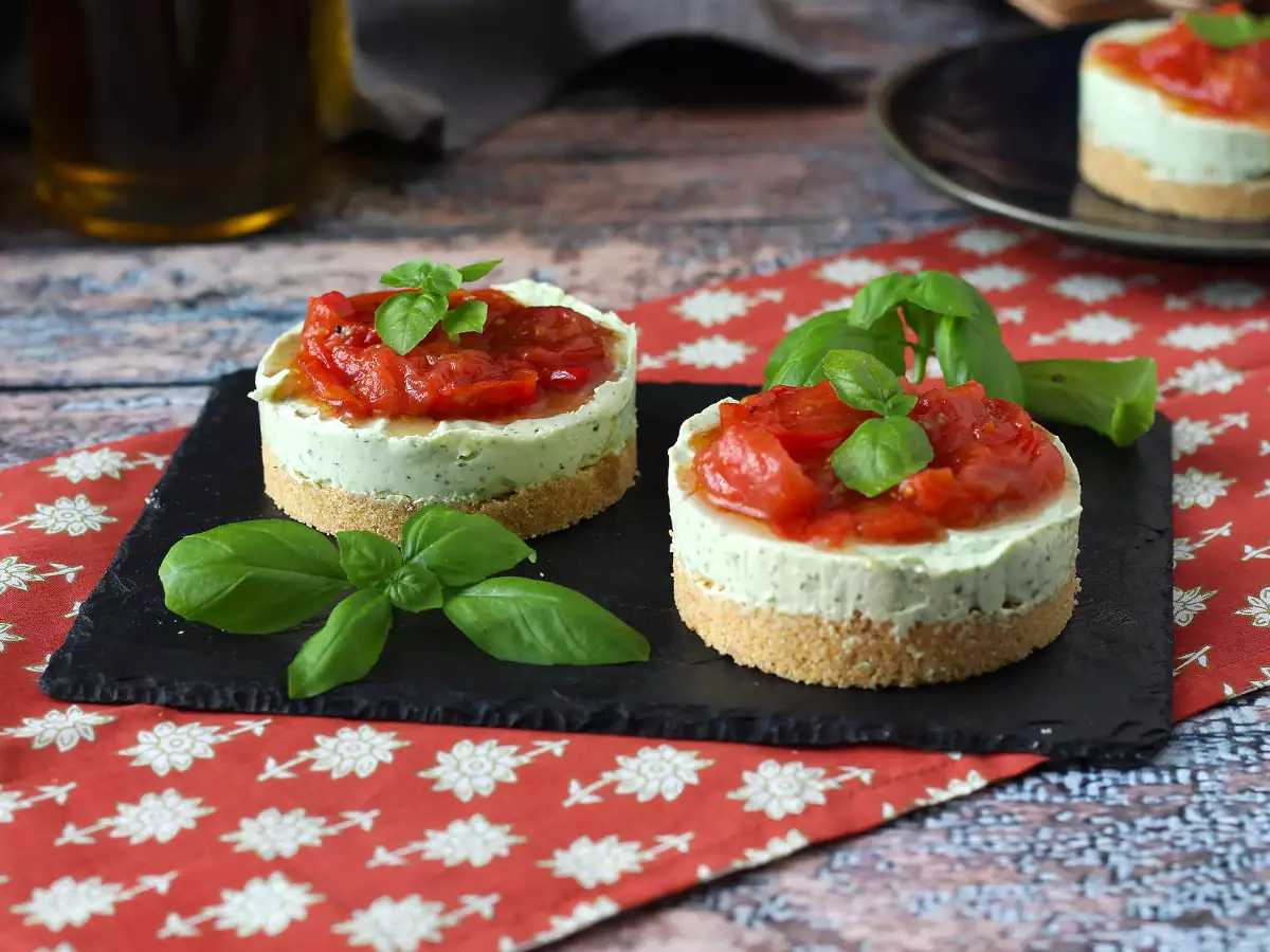 Hartige kaastaart in één portie met basilicum en kerstomaatjes: smakelijk idee voor buffetten en aperitieven - foto 3
