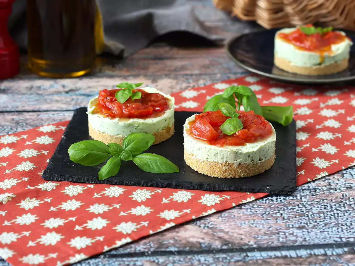 Hartige kaastaart in één portie met basilicum en kerstomaatjes: smakelijk idee voor buffetten en aperitieven - foto 4