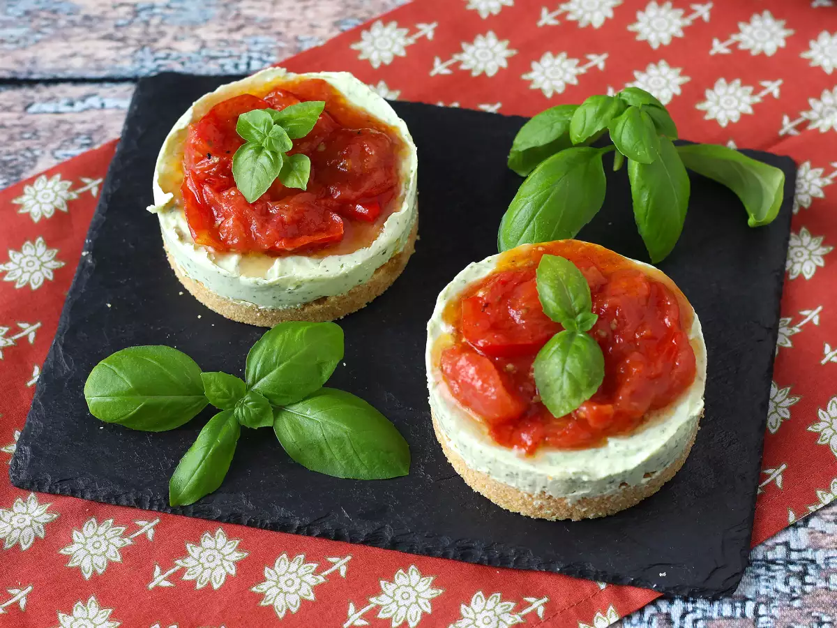 Hartige kaastaart in één portie met basilicum en kerstomaatjes: smakelijk idee voor buffetten en aperitieven - foto 6