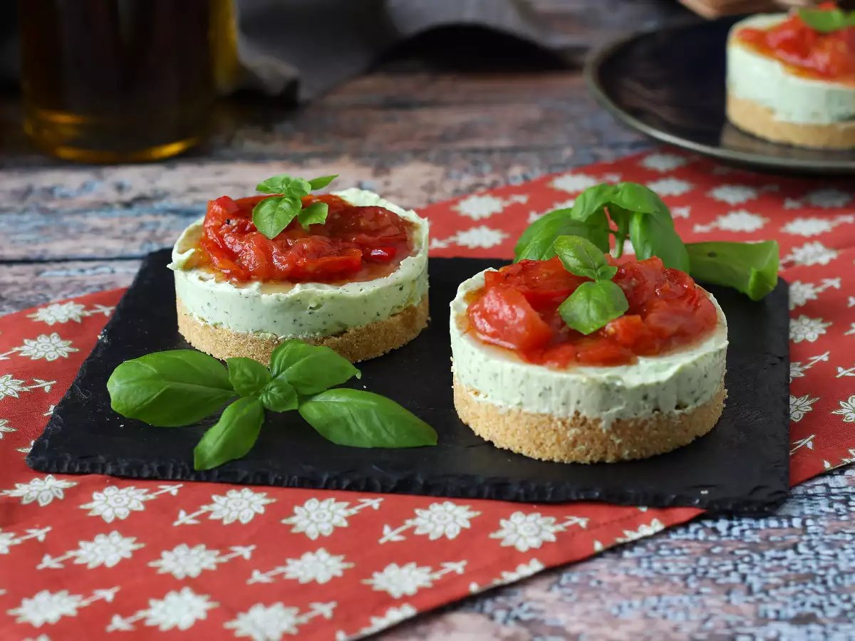 Hartige mini-cheesecakes met basilicum en kerstomaatjes: een smakelijk idee voor buffetten en borrels - foto 3