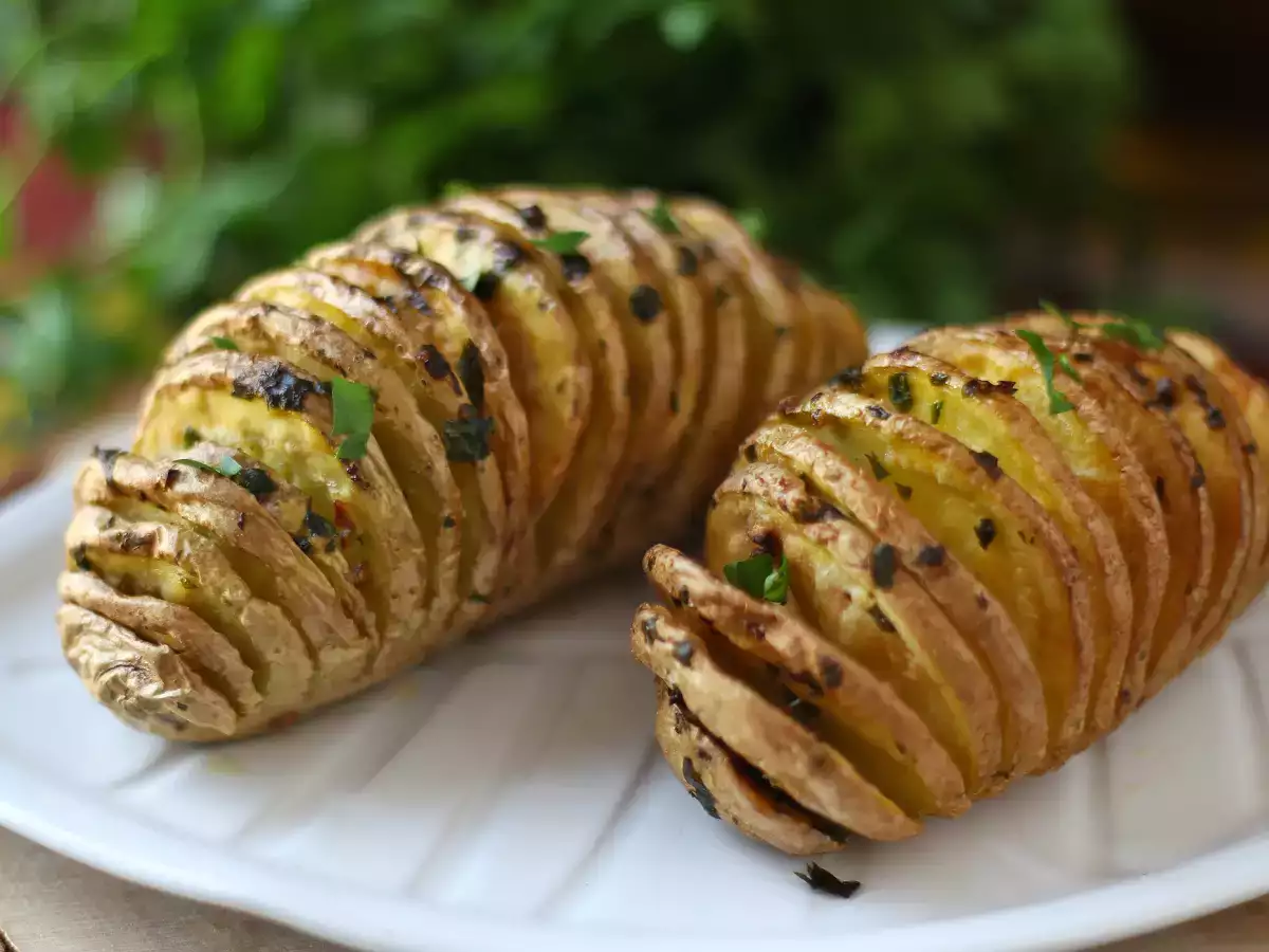 Hasselback aardappelen in de air fryer: knapperig, smeltzacht en supergemakkelijk! - foto 4