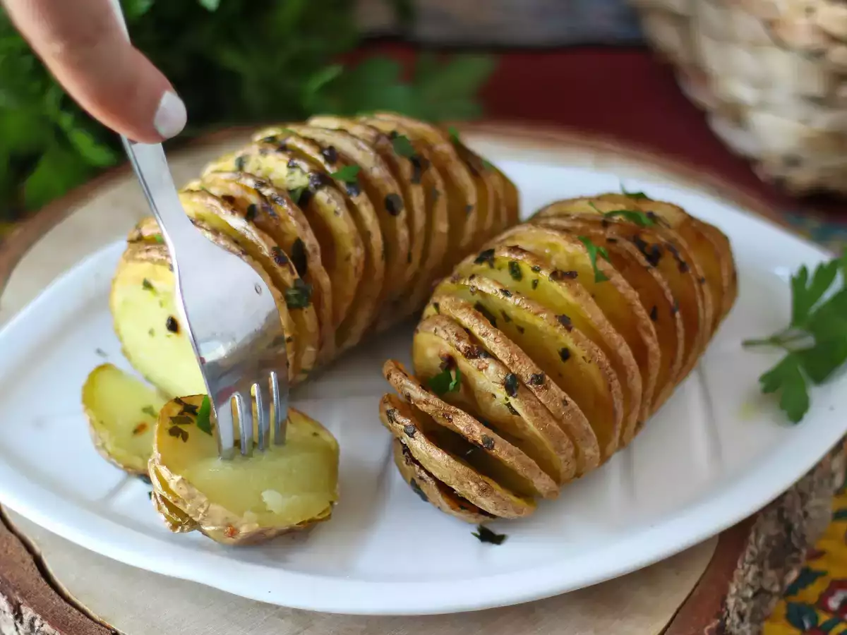 Hasselback aardappelen in de air fryer: knapperig, smeltzacht en supergemakkelijk! - foto 5