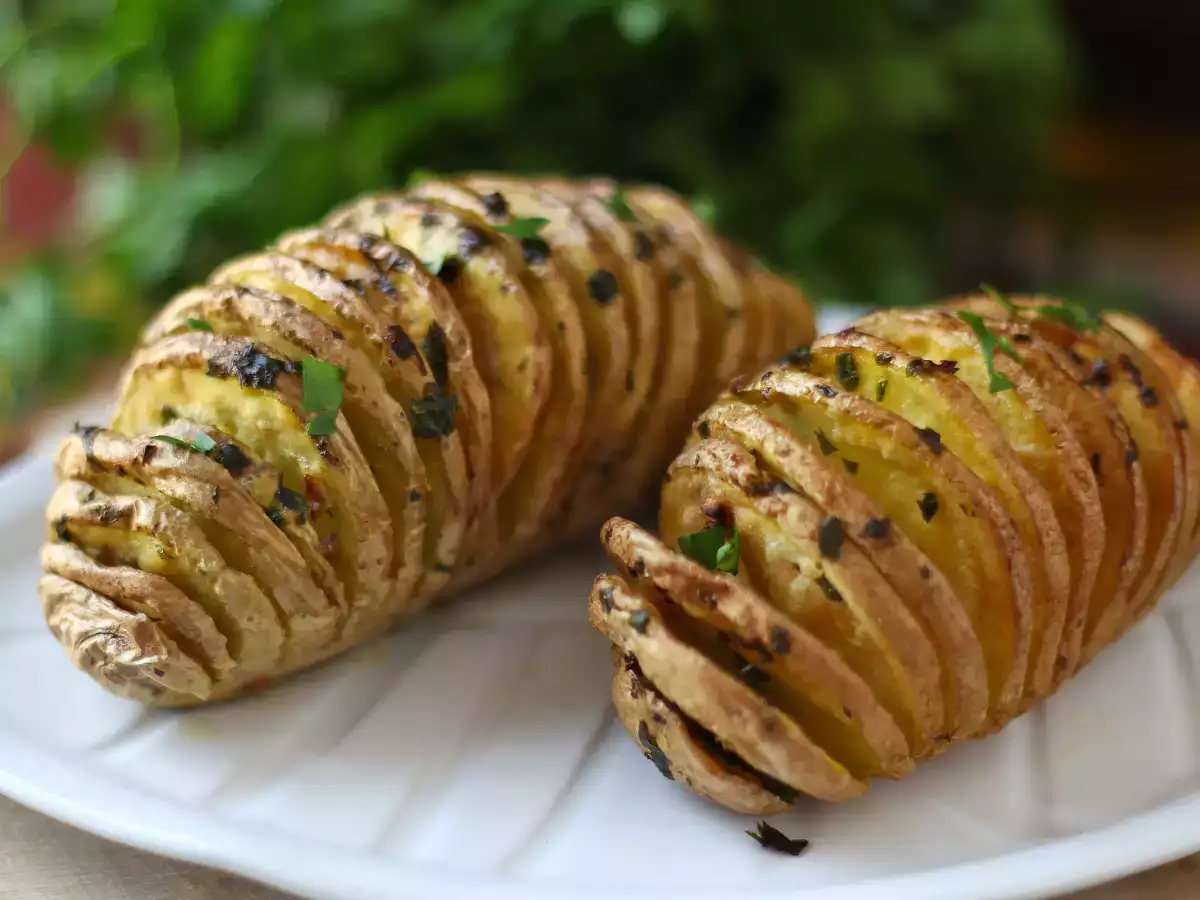 Hasselback aardappelen in de air fryer: knapperig, smeltzacht en supergemakkelijk! - foto 6