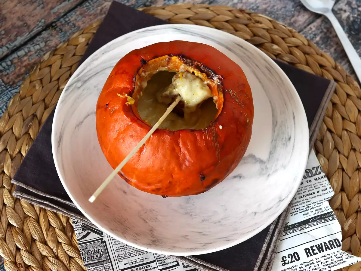Herfstfondue met Reblochon in een Hokkaido-pompoen
