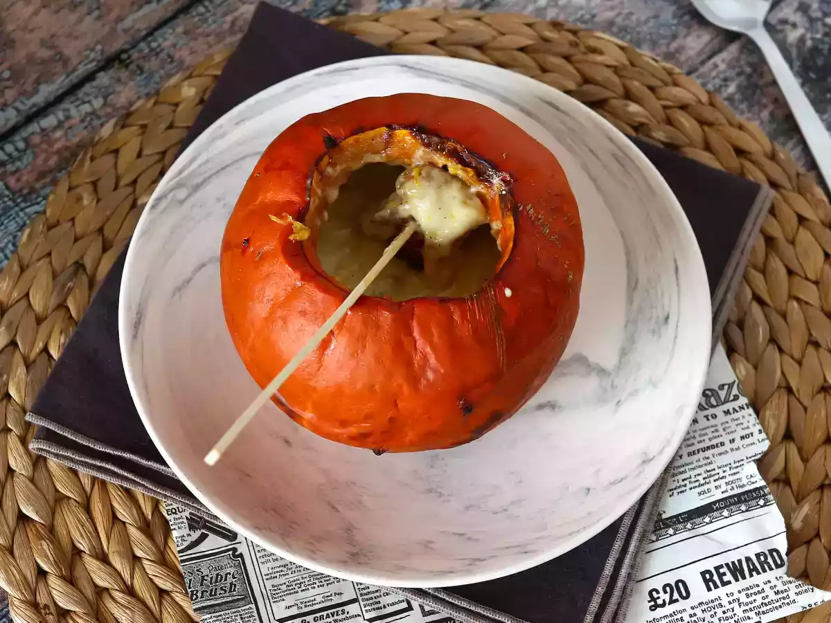 Herfstige Reblochon fondue in een pompoenschotel!